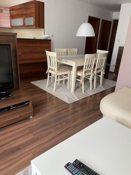 Priestranny 3 Izb. Apartman V Centre S Parkovanim. Banská Bystrica Dış mekan fotoğraf