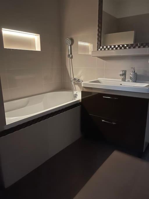 Priestranny 3 Izb. Apartman V Centre S Parkovanim. Banská Bystrica Dış mekan fotoğraf